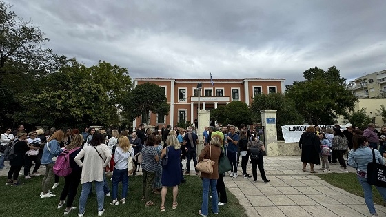 Πλήθος κόσμου στο Δικαστήριο της Αλεξανδρούπολης, για την υπόθεση σεξουαλικής κακοποίησης 5χρονου.